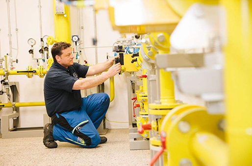 Mechaniker bei der Wasserentsorgung