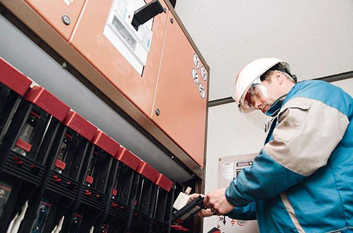 Schweißer an der Stromanlagen