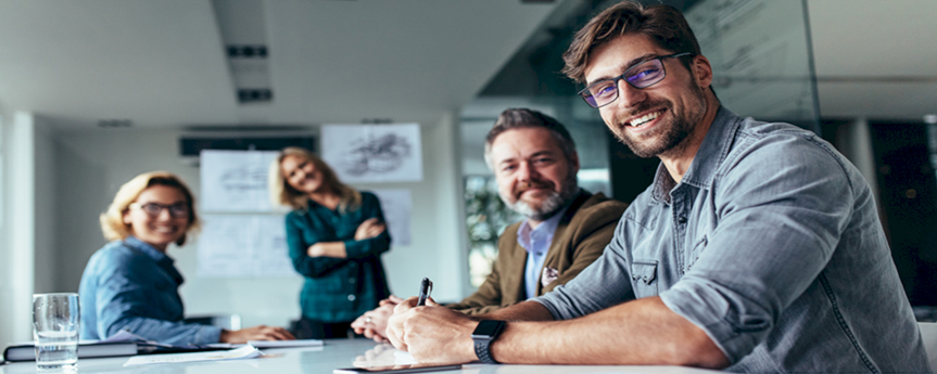 Mitarbeiter am Team-Meeting der Firma OPTI Dienstleistungs GmbH