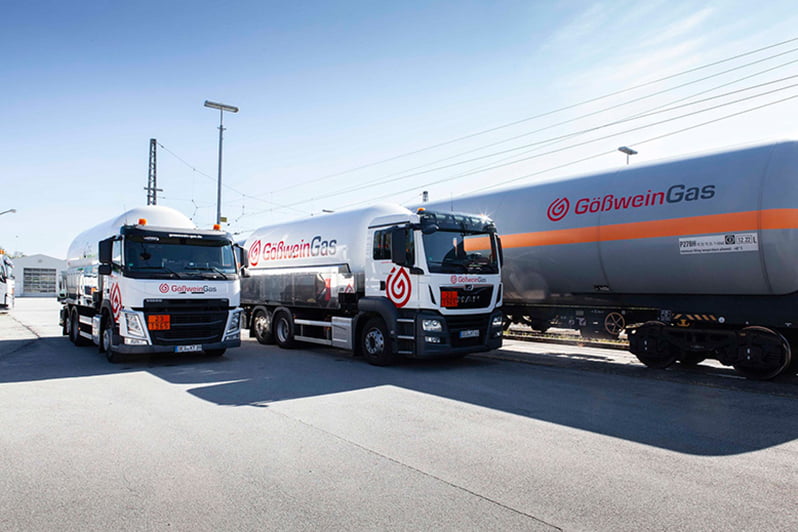 Zwei LKWs am Parkplatz