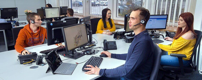 Sachbearbeiterin am Telefonat der Firma Finsterwalder