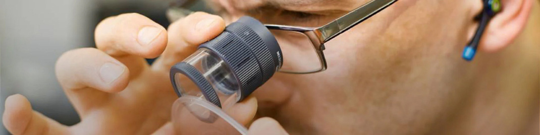 Mann mit Fernglas