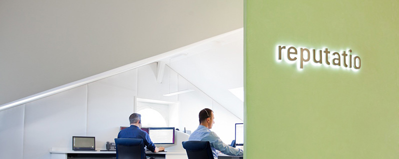 Mitarbeiter am Arbeitsplatz der Firma Reputatio systems