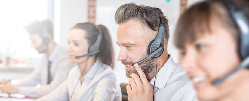 Serviceberater und Serviceberaterinnen am Telefonat