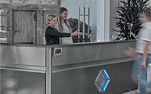 Mitarbeiter der Firma GRUNWALD GMBH an der Rezeption