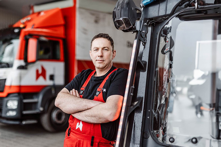 Mechatroniker der Firma Dachdecker-Einkauf Ost