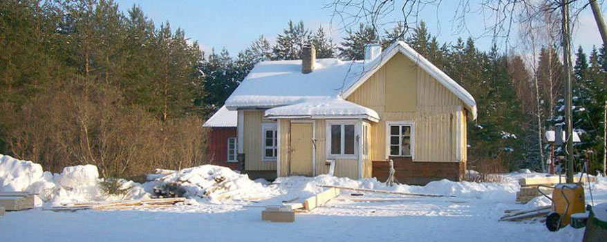 Ein Haus im Schnee