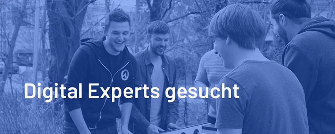 Mitarbeiter der Firma Soft Project spielen am Tisch - Digital Experts gesucht