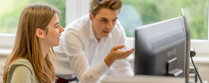 Mitarbeiter Marketing am Computer und Diskussion der Firma DEHN INSTATEC GmbH