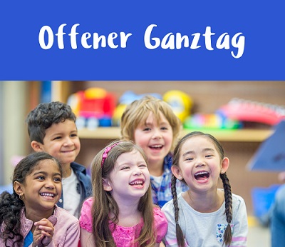 Eltern und Kinder beim Essen in einem Kindergarten.