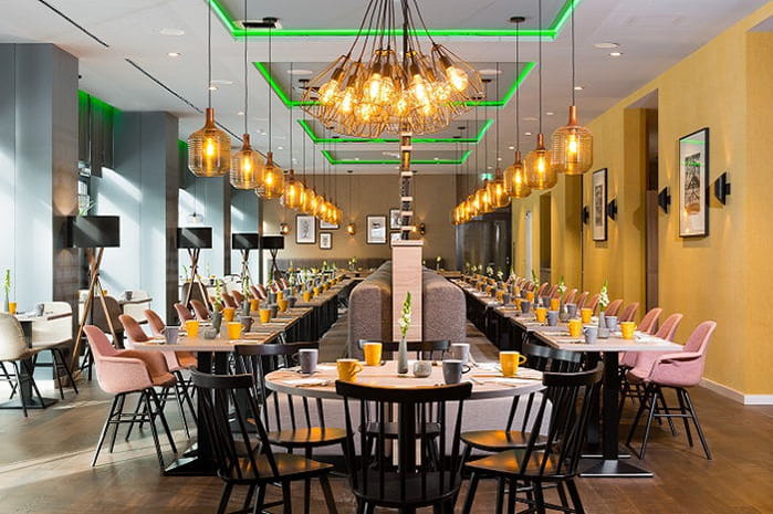 Tisch und Stühle im Restaurant