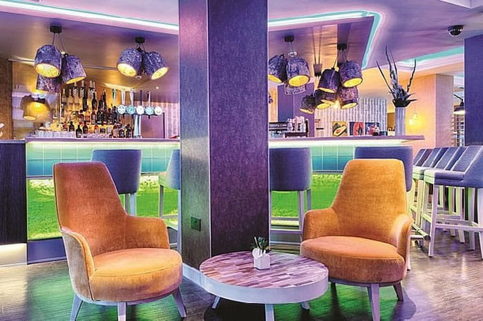 Rundtisch, Sofa, Bar