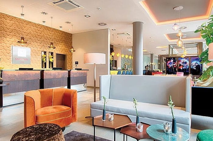 Kleiner Tisch, Sofa, Sessel, Rezeption