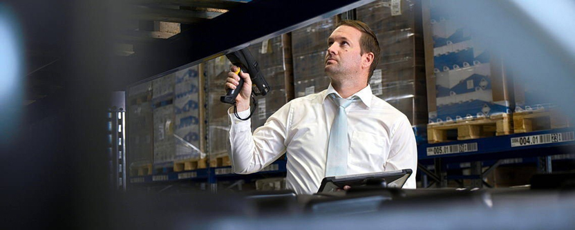 Mitarbeiter im Lager der Firma Finsterwalder Transport & Logistik GmbH