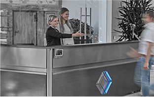 Mitarbeiter der Firma GRUNWALD GMBH an der Rezeption