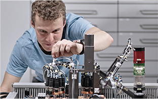 Elektroniker der Firma GRUNWALD GMBH