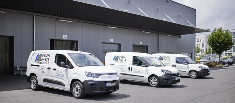 Fahrzeuge an den Parkplätzen der Firma PROFI PARTS Fahrzeugteile