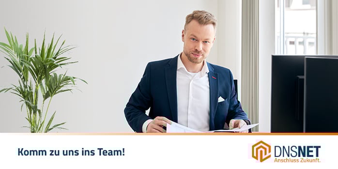 Mitarbeiter am Arbeitsplatz bei der Firma dns-net Komm zu uns ins Team!